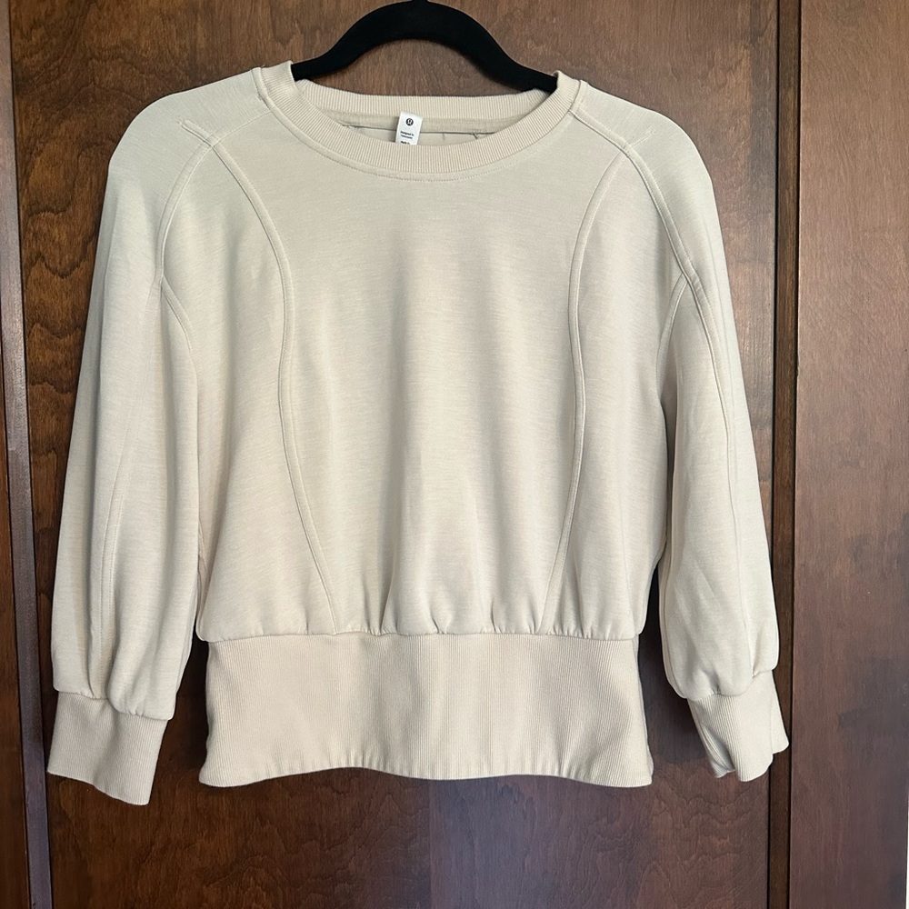Women’s size 6 Lululemon softstream cropped crew neck in ivory